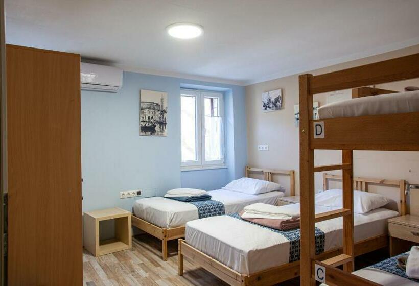 Pokój Standard Czteroosobowy Wspólna Łazienka, Hostel Adriatic Piran