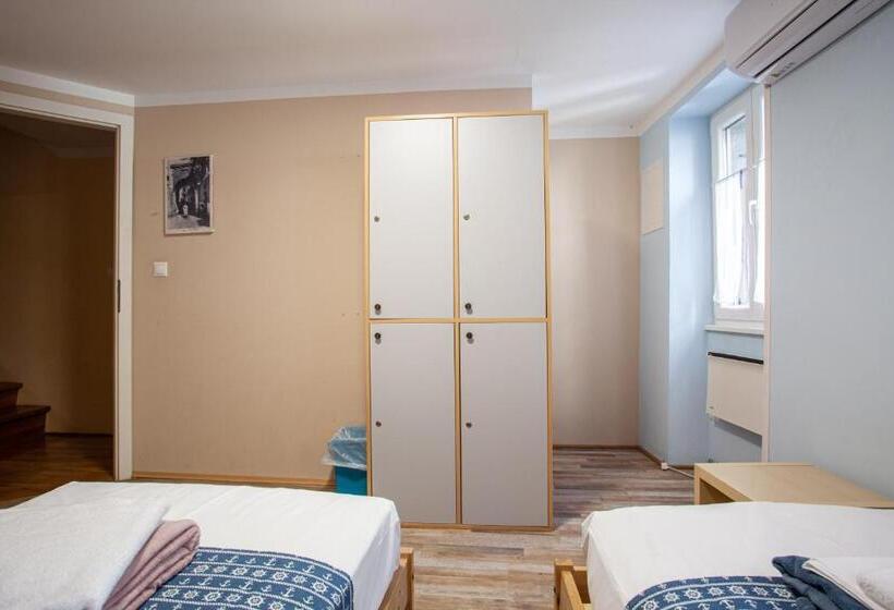 Pokój Standard Czteroosobowy Wspólna Łazienka, Hostel Adriatic Piran