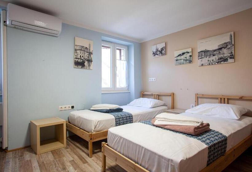 Pokój Standard Czteroosobowy Wspólna Łazienka, Hostel Adriatic Piran