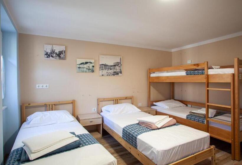 Pokój Standard Czteroosobowy Wspólna Łazienka, Hostel Adriatic Piran