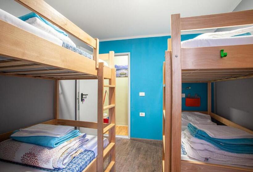 Pokój Standard Czteroosobowy Wspólna Łazienka, Hostel Adriatic Piran