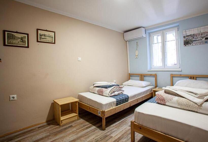 Pokój Standard Wspólna Łazienka, Hostel Adriatic Piran
