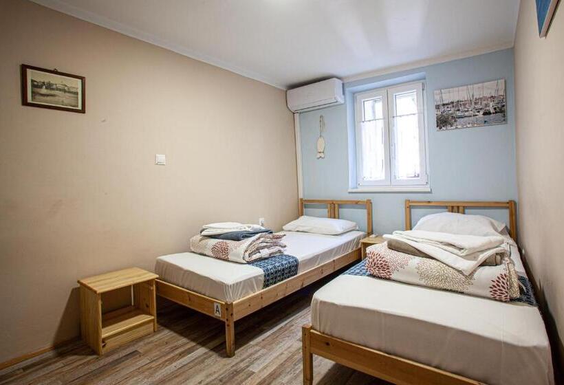 اتاق استاندارد با سرویس بهداشتی مشترک, Hostel Adriatic Piran