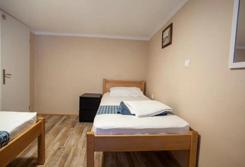 اتاق استاندارد با سرویس بهداشتی مشترک, Hostel Adriatic Piran