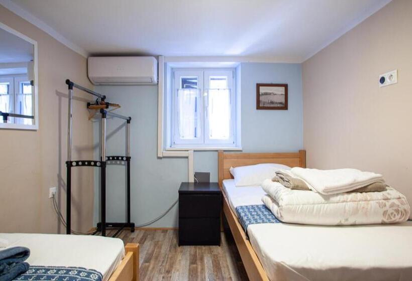 اتاق استاندارد با سرویس بهداشتی مشترک, Hostel Adriatic Piran