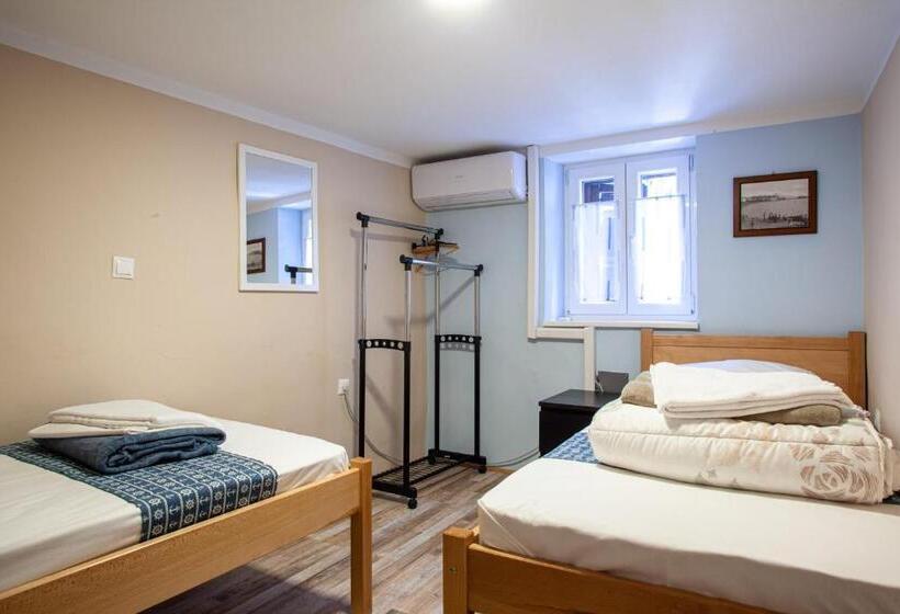 Pokój Standard Wspólna Łazienka, Hostel Adriatic Piran