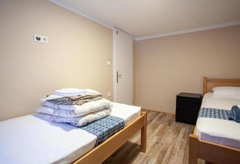 اتاق استاندارد با سرویس بهداشتی مشترک, Hostel Adriatic Piran