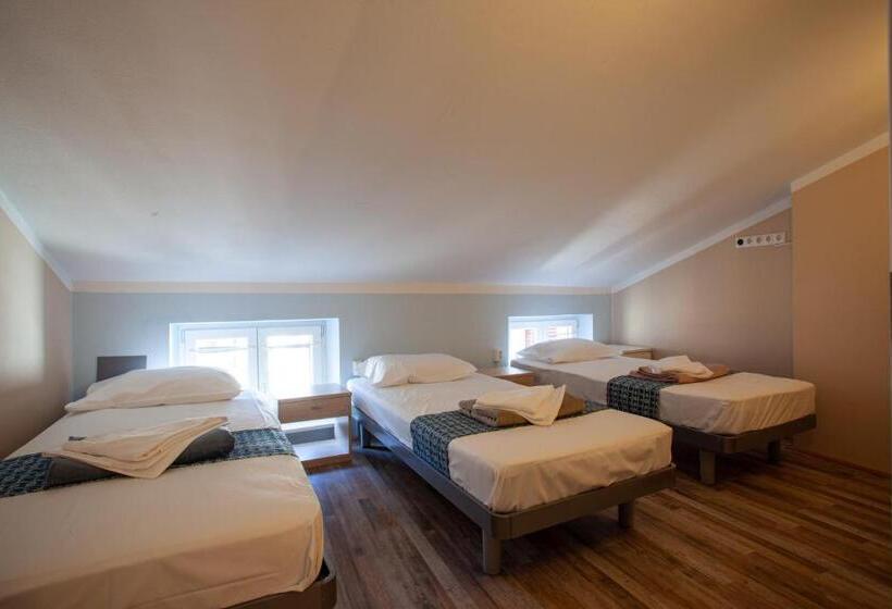 Pokój Trzyosobowy Standard Wspólna Łazienka, Hostel Adriatic Piran