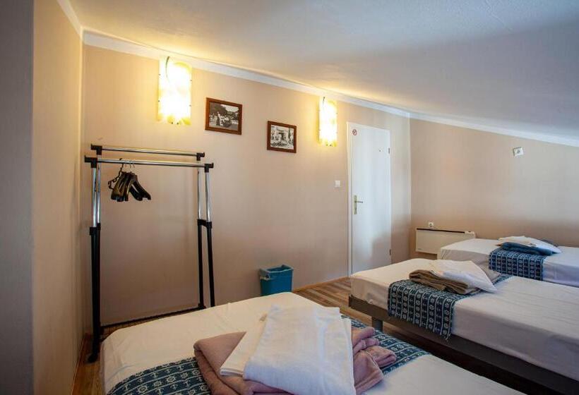 Pokój Trzyosobowy Standard Wspólna Łazienka, Hostel Adriatic Piran