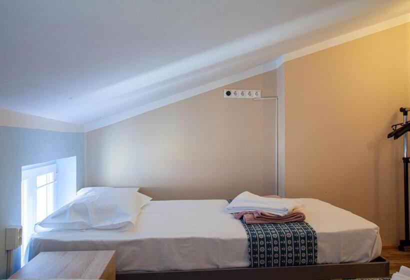 اتاق استاندارد سه تخته با سرویس بهداشتی مشترک, Hostel Adriatic Piran