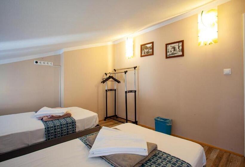 Pokój Trzyosobowy Standard Wspólna Łazienka, Hostel Adriatic Piran