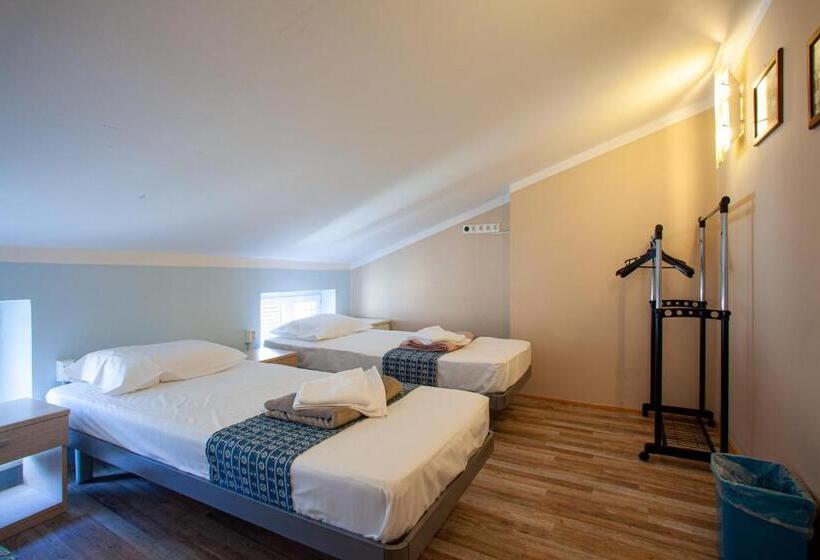 Pokój Trzyosobowy Standard Wspólna Łazienka, Hostel Adriatic Piran