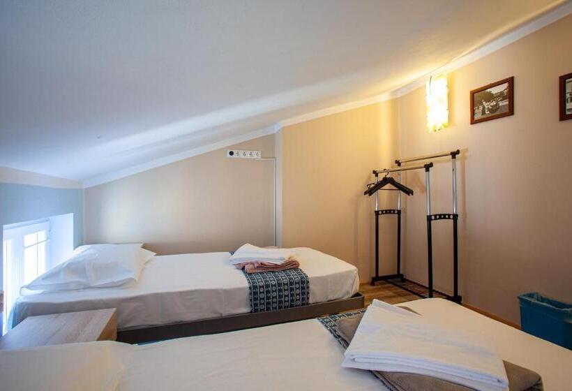اتاق استاندارد سه تخته با سرویس بهداشتی مشترک, Hostel Adriatic Piran
