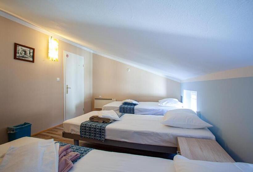 Pokój Trzyosobowy Standard Wspólna Łazienka, Hostel Adriatic Piran