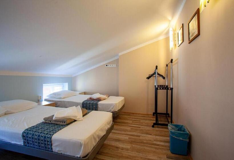 Pokój Trzyosobowy Standard Wspólna Łazienka, Hostel Adriatic Piran