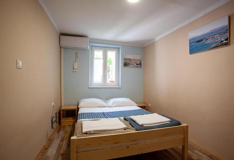 اتاق استاندارد با سرویس بهداشتی مشترک, Hostel Adriatic Piran