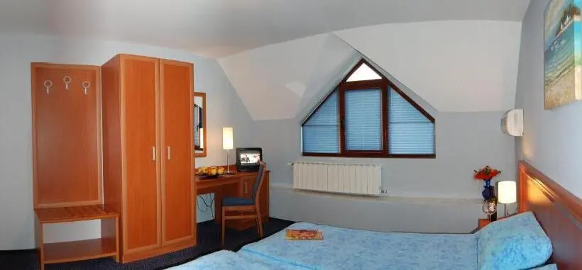 2 Szobás Suite, Kibella