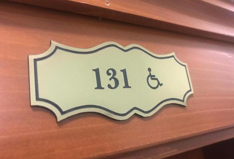 장애인을 위한 스탠다드 룸, Viliam Frano