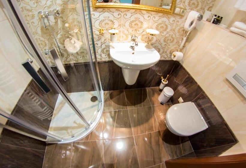 패밀리 스위트, Viliam Frano