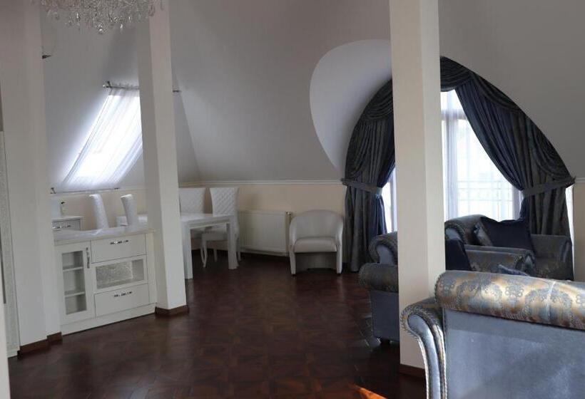 침실 1개 발코니 아파트, Viliam Frano