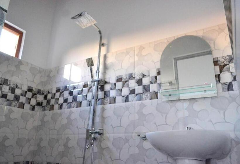 اتاق لوکس با بالکن, Rich Resort & Restaurant