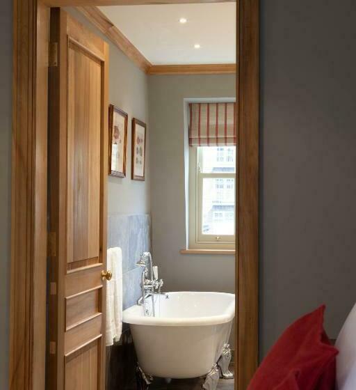 اتاق استاندارد, The Grazing Goat