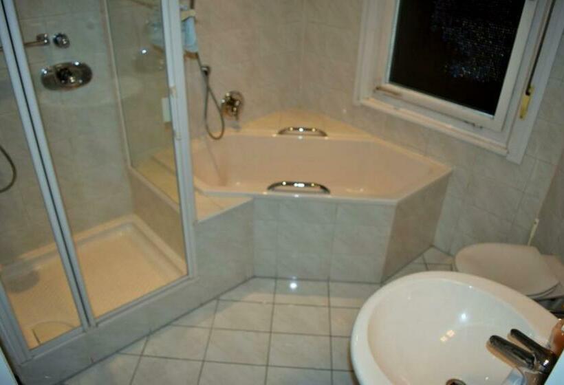 标准三人间共用浴室, Monteurzimmer Kirchheim Teck