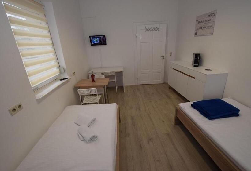 バス共有のスタンダードルーム, Monteurzimmer Kirchheim Teck