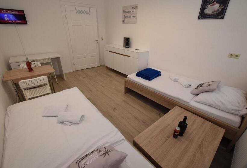 带共用浴室的标准房间, Monteurzimmer Kirchheim Teck