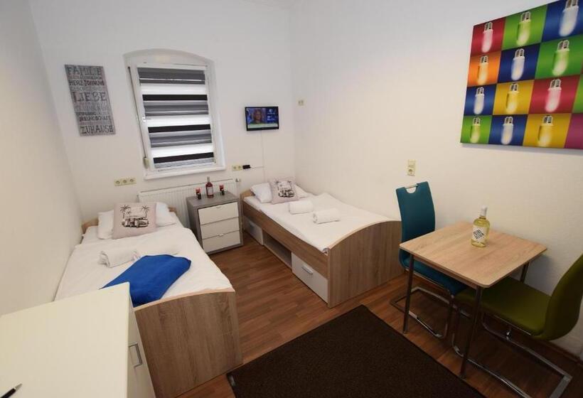 带共用浴室的标准房间, Monteurzimmer Kirchheim Teck