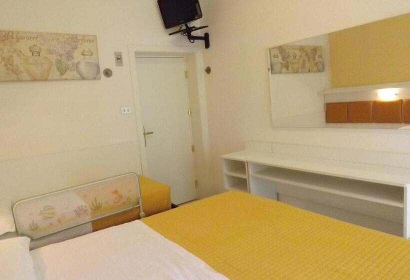 Pokój Trzyosobowy Standard z Balkonem, Gioiosa