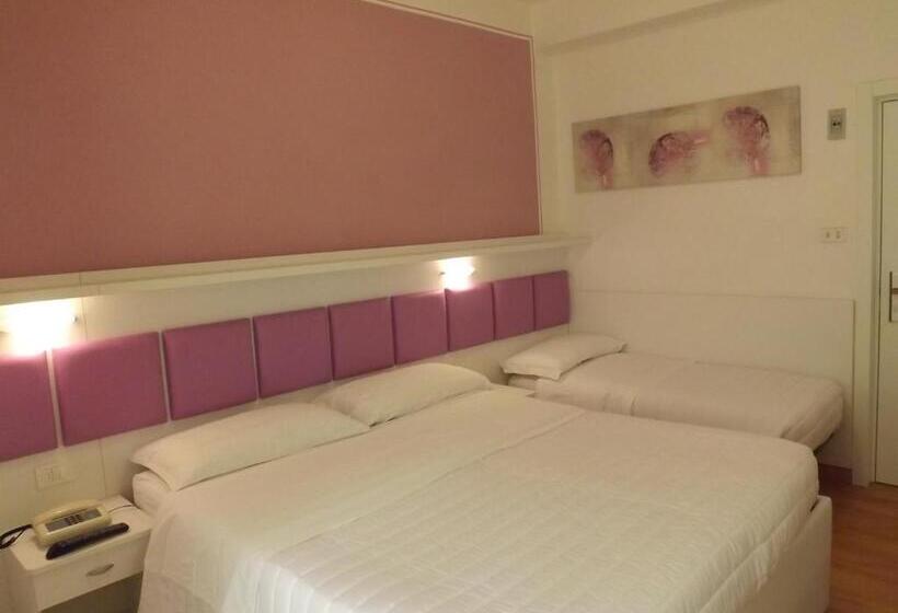 Pokój Trzyosobowy Standard z Balkonem, Gioiosa