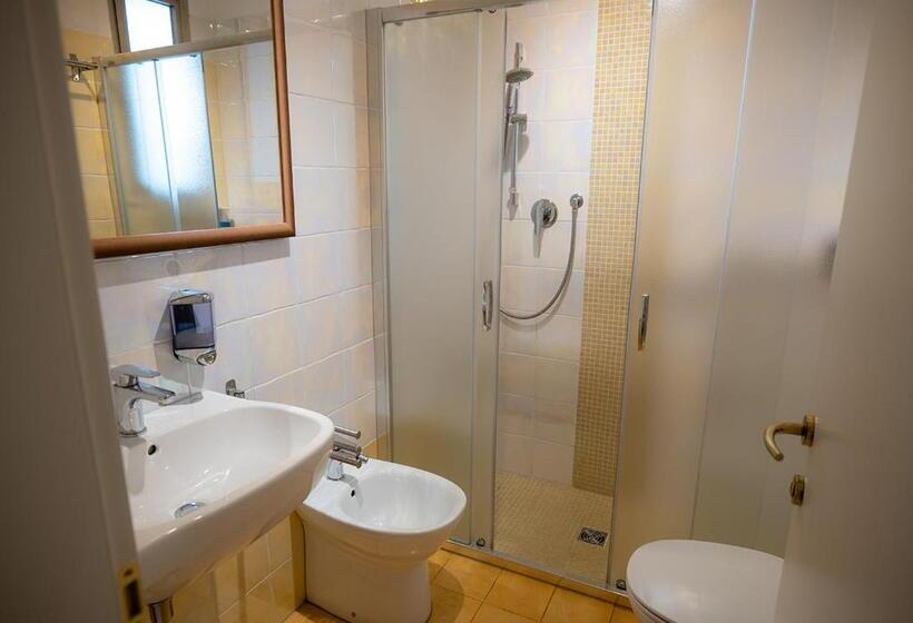 Pokój Trzyosobowy Standard z Balkonem, Gioiosa