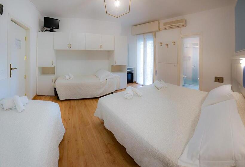 Pokój Czteroosobowy Standard z Balkonem, Gioiosa