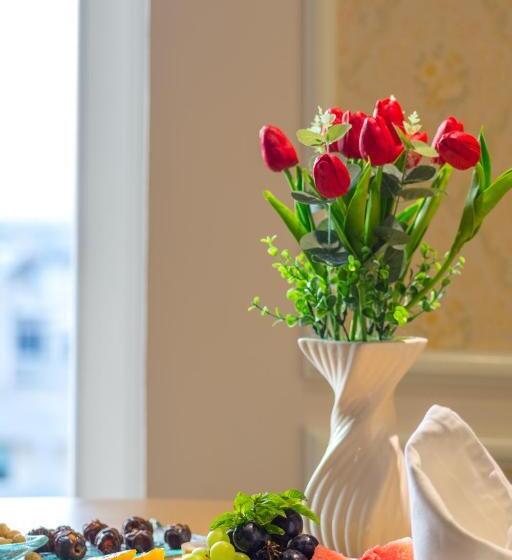 اتاق لوکس, La Roche