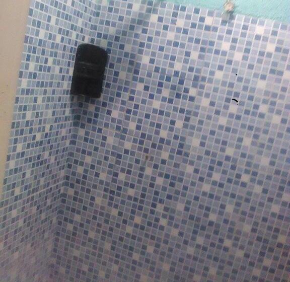 标准单人间共用浴室, Loren