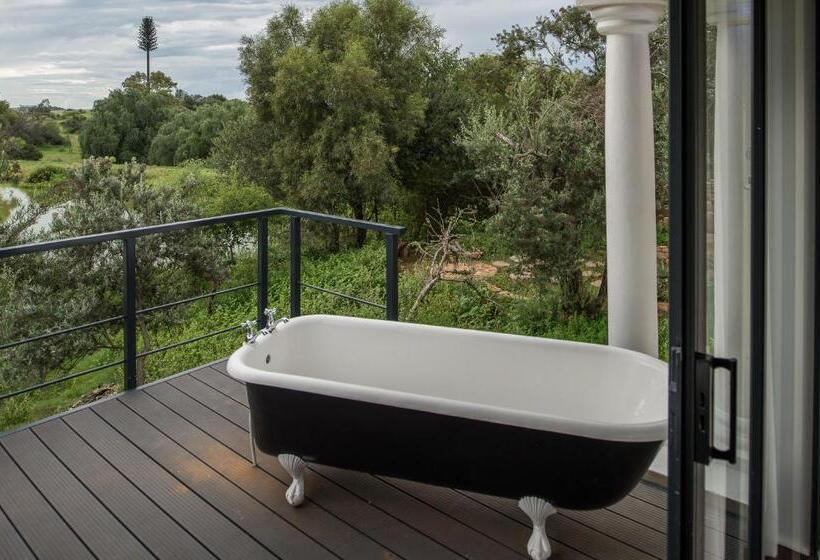 جناح إدارى, The Royal Fischer