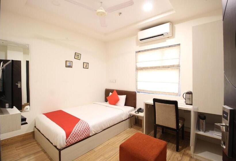 חדר קלאסי לשלושה, Collection O Hotel Vijay Palace