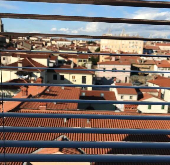 استودیوی لوکس, Hostel Villa Domus