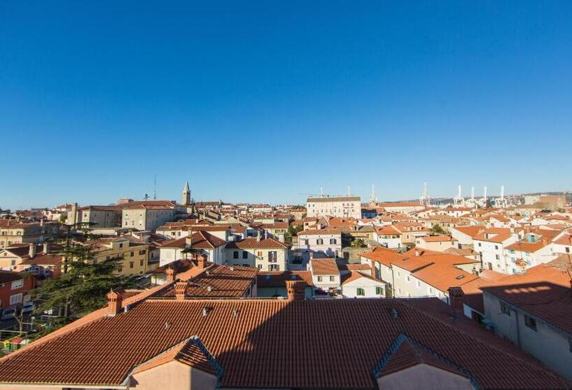 استودیوی لوکس, Hostel Villa Domus