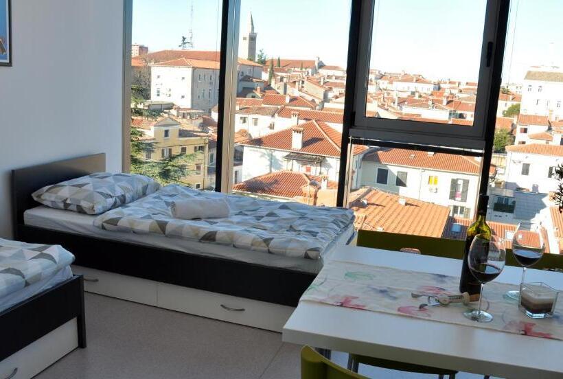 استودیوی لوکس, Hostel Villa Domus