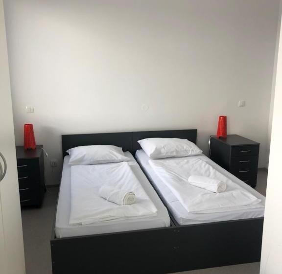 استودیو خانوادگی, Hostel Villa Domus