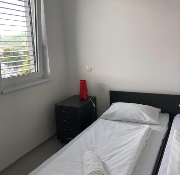 استودیو خانوادگی, Hostel Villa Domus