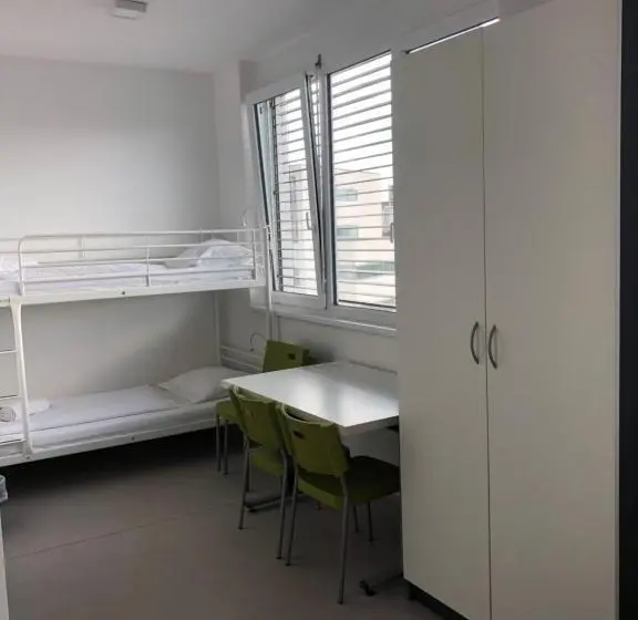 استودیو خانوادگی, Hostel Villa Domus