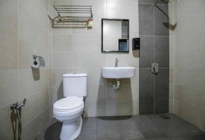 חדר דלוקס לשלושה, Merrinton