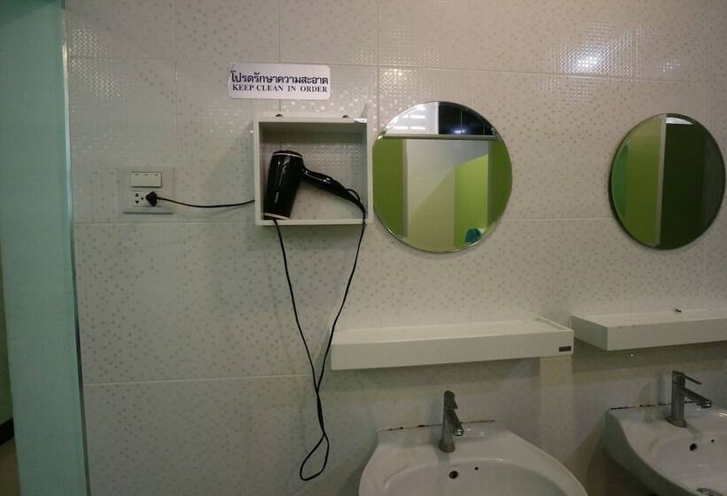 تختخواب در اتاق مشترک, Mahannop Hostel