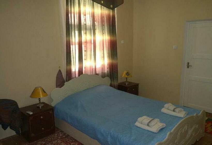 エコノミールーム, Meros B&b