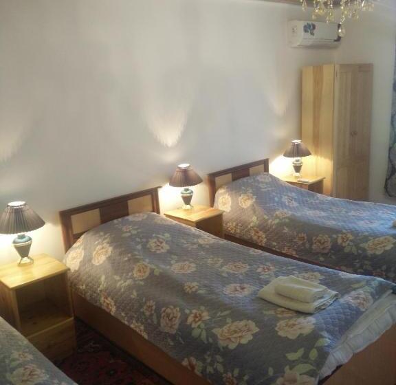 اتاق استاندارد سه نفره, Meros B&b