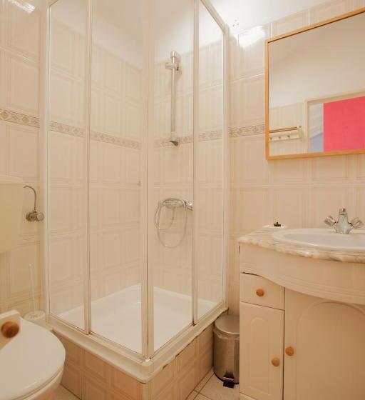 اتاق ساده سه نفره, Ericeira Surf Camp