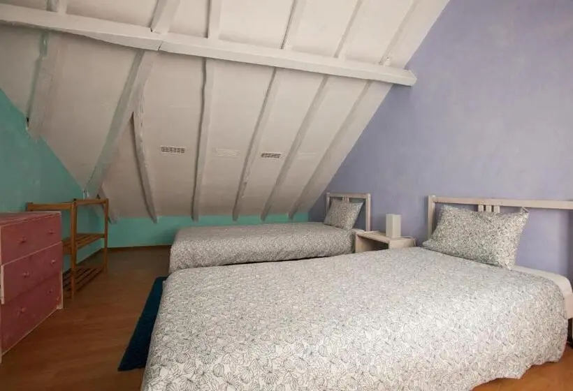 ルームシェアのワンベッド, Ericeira Surf Camp